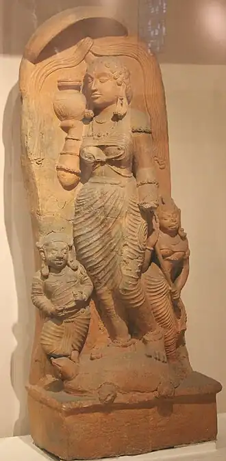 La déesse Yamuna, divinité de la rivière. Statue en terre cuite de style gupta, datée du Ve&nbsp;siècle. En provenance d'Ahicchatrâ.