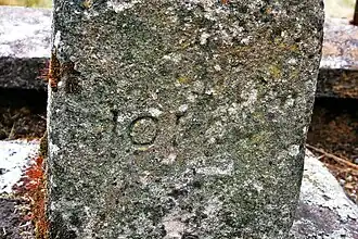 Inscription à la base du calvaire.