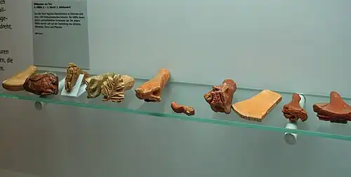 Poinçons (Terra-Sigillata-Museum, Rheinzabern). Les poinçons servent à estamper les moules (négatifs) qui produiront les décors (positifs).