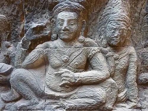 Certaines parties sont restées inachevées. On reconnaît le travail du sculpteur aux traces de la pointe à sculpter qui fait des sillons