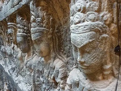 Une vue rapprochée permet de distinguer les marques laissées par les différents outils des sculpteurs khmers