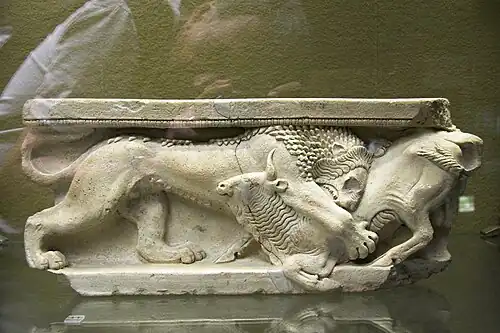 Fragment d'autel en terre cuite. Lion dévorant un bœuf. Syracuse, 525-500. Museo archeologico regionale (Syracuse)