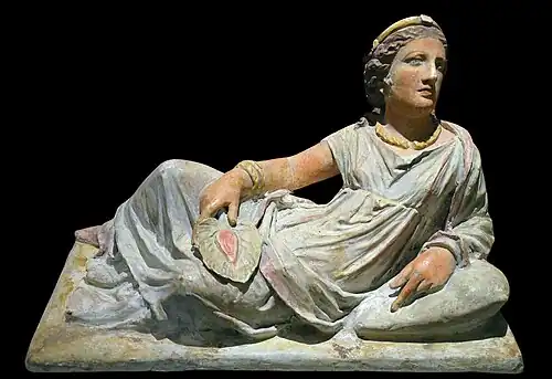 Femme étrusque, statue en terracotta peinte, IIe siècle av. J.-C., retrouvée à Chiusi, conservée à Karlsruhe.