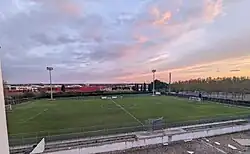 Photographie prise en haut d'une tribune d'un stade de football et montrant un terrain de football.