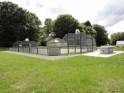 Terrain communal multisports public (football, handball et basket-ball) et table de tennis de table de Priziac.