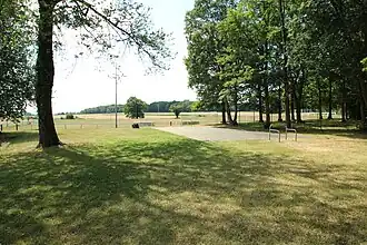 Le terrain de sport.