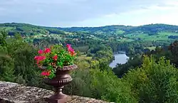 Vue sur la vallée de la Dordogne et le château de Beytout depuis la terrasse du château de Monsec.