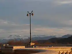La terrasse du Pavillon des Arts et le Pic du Midi de Bigorre