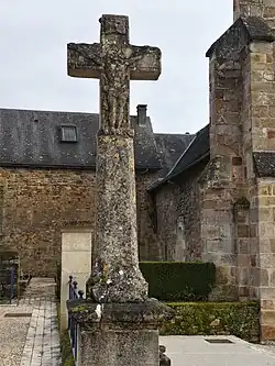 Croix à côté de l'église.