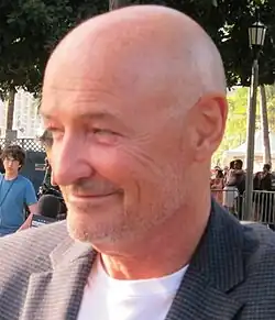 Terry O'Quinn interprète Peter Watts.