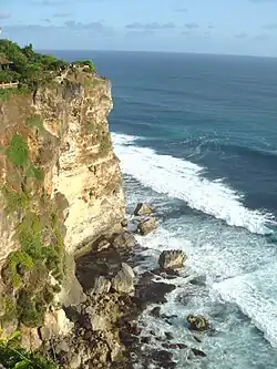 Les falaises calcaire du tertiaire d'Uluwatu furent soulevées depuis le plancher océanique par subduction.