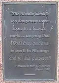 Texte d'un monument à West Wendover, Nevada, extrais d'une citation du président Harry S. Truman sur l'utilisation des armes atomiques.