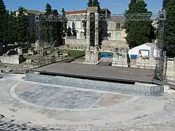 Orchestre du théâtre antique d'Arles : cipolin vert encadré de brèche rose, bordés de marbre blanc.