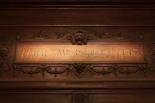 Inscription en latin : « Mihi amicisque meis ».