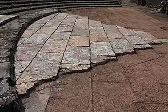 Orchestre du théâtre antique de Vienne : marbre jaune, brèche rose et brèche violette.
