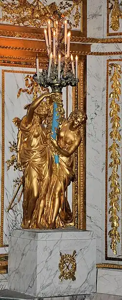 Sculpture de femmes portant un candélabre