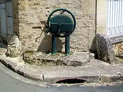 Fontaine publique avec pompe « Dragor ».