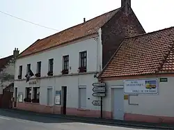 Mairie et musée archéologique.