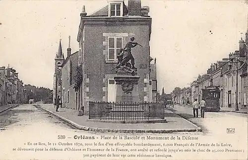 Faubourg Bannier (à droite) au début du XXe siècle, monument commémoratif du combat du 11 octobre 1870.Un tramway électrique circule sur la rue de droite.