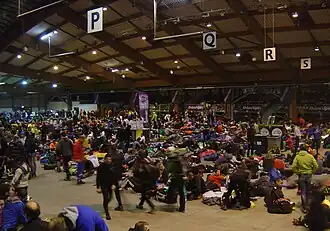 Attente des coureurs au parc des expositions de Saint-Etienne sur la Saintélyon 2013.