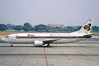 HS-TDC, le Boeing 737-400 de Thai Airways International impliqué, ici à l'aéroport international Don Muang en janvier 2001, deux mois avant l'accident.