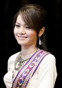 Description de l'image Thai PM Abhisit Vejjajiva with Tai Orathai (2009).jpg.