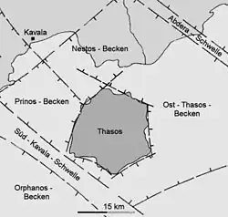 carte noir et blanc : une côte avec une île et des lignes marquant des failles