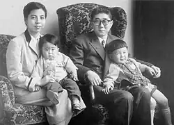 Photographie de la famille de Shinzō Abe en 1956.