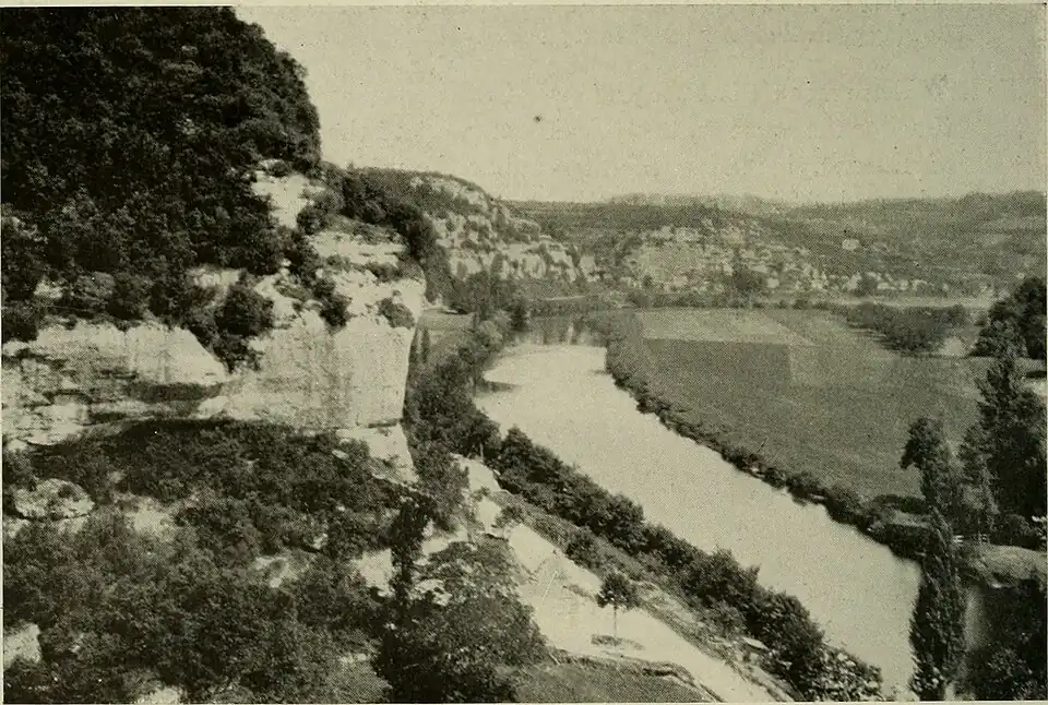 Au début du XXe&nbsp;siècle, la Vézère vue vers le nord depuis l'entrée de la Gorge d'Enfer. Abri du Poisson et abri Lartet au pied de la falaise au premier plan ; on aperçoit une partie du Grand abri au-dessus de l'abri Lartet.