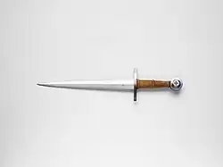 Photo d'une dague blanche au manche en bois