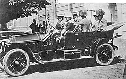 L'archiduc dans l'automobile peu avant son assassinat.