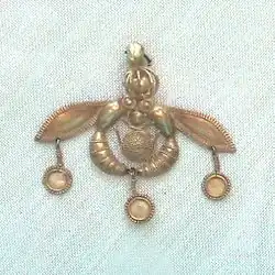 bijou en or : deux abeilles face à face, des pendants descendent de leurs ailes