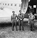 Le pilote de la RAF, Brian Shepheard, et son équipage devant leur Douglas Dakota à Gatow pendant le pont aérien de Berlin en 1948.