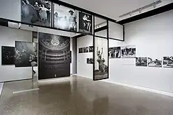 Vue de l'exposition The Family of Man en 2022.