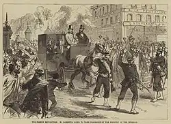 Gravure montrant des soldats ouvrant la voie à une calèche dont le passager est acclamé par la foule.