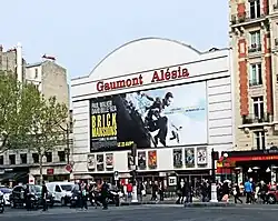 Photo en couleur de la façade d'un cinéma.