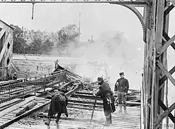 Pionniers de l'armée belge détruisant un pont ferroviaire à Termonde pour avant la retraite vers Anvers, le 18 septembre 1914.