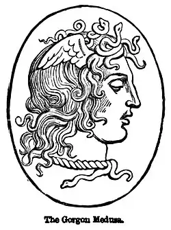 La Gorgone Méduse représentée de profil, le visage tourné vers la droite et le regard plongeant vers le sol. Elle possède une chevelure bouclée, avec plusieurs serpents, ainsi que des petites ailes au-dessus des oreilles.