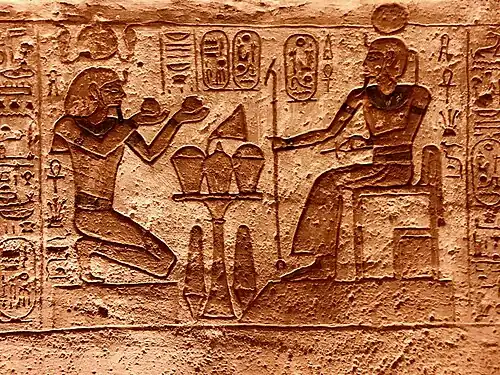 Ramsès&nbsp;II faisant offrande des vases nou à Ramsès&nbsp;II divinisé.