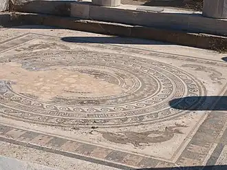 Vue rapprochée de la mosaïque à motif de cercle inscrit dans un carré.