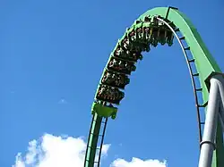 Train dans le looping vertical.