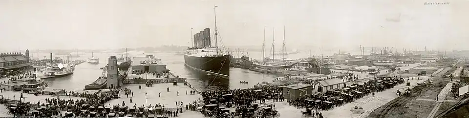 Le Lusitania à New York le 10 octobre 1907, à l'arrivée de son voyage « record » effectué en 4 j 19&nbsp;h&nbsp;52 min.