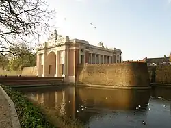 La Porte de Menin, intégrée aux remparts. C'est un important mémorial de guerre britannique.