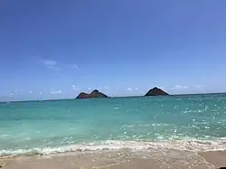 Le Mokulua depuis la côte de Lanikai Beach