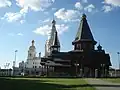 Vue de l'église de la Trinité en premier plan et de l'église de Tous-les-Saints de Minsk