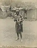 Chef asante portant un afena vers 1890.