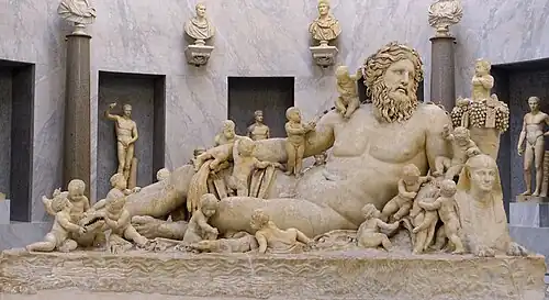 Statue du Nil avec des Pygmées, petits personnages de la mythologie grecque. L’Égypte est symbolisée par un sphinx. Marbre, L. 3,10&nbsp;m. Musée Chiaramonti