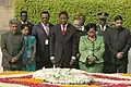 Yayi et son épouse Chantal de Souza-Yayi rendent hommage à Samadhi du Mahatma Gandhi au Raj Ghat, à Delhi.