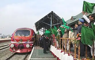 Le premier ministre Manmohan Singh inaugurant la mise en circulation de la ligne le 28 octobre 2009. Depuis la gare d'Anantnag.
