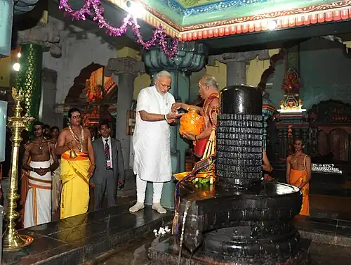 Le Premier ministre de l'Inde Narendra Modi fait une prière dans le temple, le 14 mars 2015